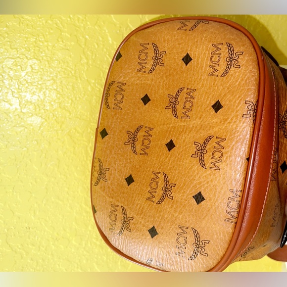 🛍️🛍️💫💫MCM Beautiful Authentic Made in Germany bucket shoulder bag. 🛍️🛍️💫 - Picture 4 of 16